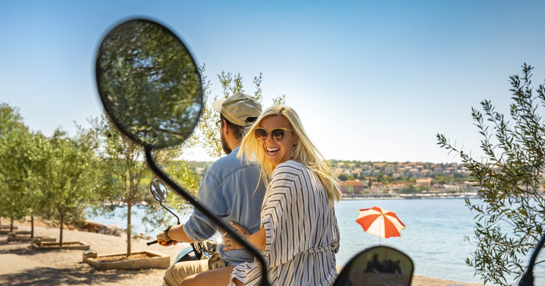 "Coppia che si diverte sulla spiaggia al Aminess Style Camping Atea Resort."