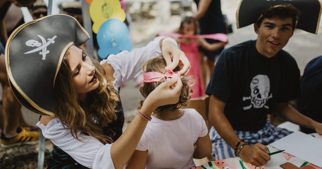 Živahni dječji karnevalski događaj kojeg vodi animacijski tim u Aminess Younique Bellevue Hotelu.
