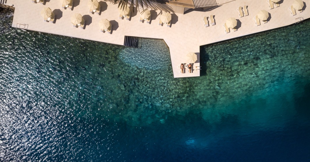 Sunčana privatna hotelska plaža, opremljena ležaljkama i suncobranima, netaknuta obala na otoku Korčuli u Aminess Younique Lume Hotelu.