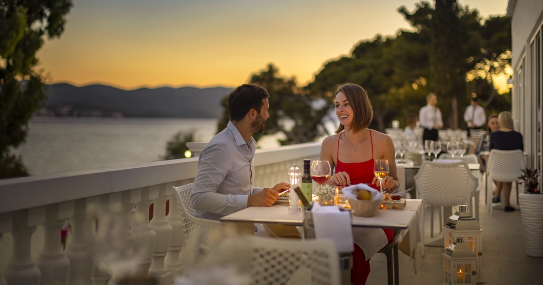 Mirna večera uz more u Aminess Bellevue Hotelu, Pelješki poluotok, Hrvatska.