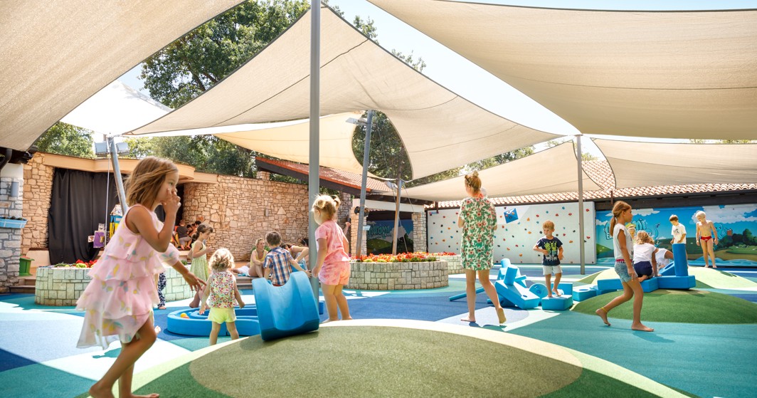 Kinder spielen im Animationszentrum im Aminess Planet Camping Maravea Resort, Novigrad Kroatien