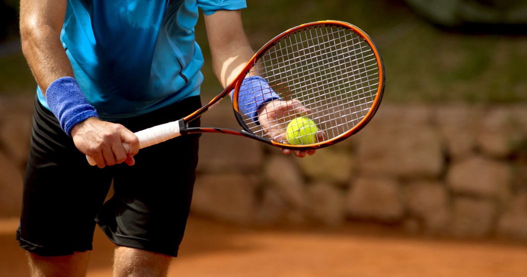 Männer spielen Tennis im Aminess Laurel Khalani Hotel.
