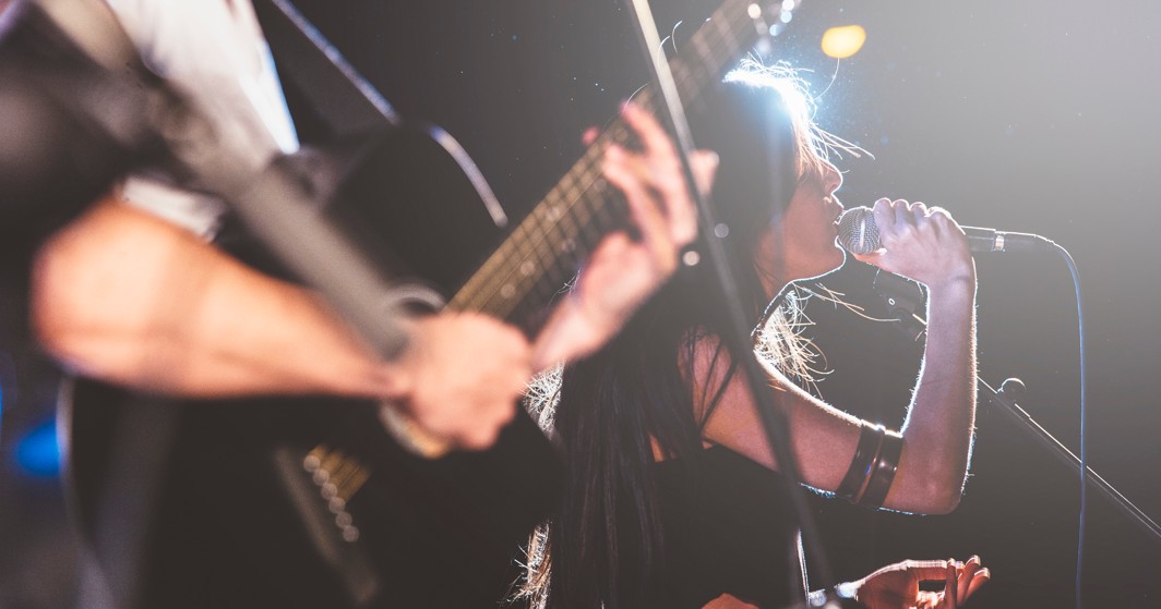 Spettacolo dal vivo dinamico con cantante presso Aminess Younique Liburna Hotel.