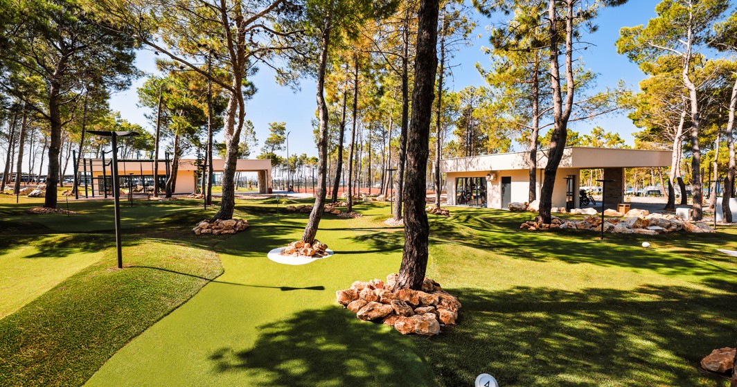 Golf igrišče pred fitnesom v Aminess Style Camping Avalona resortu.