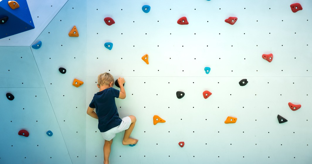 I bambini si arrampicano sulla parete di arrampicata per bambini presso l'Aminess Planet Camping Maravea, Novigrad