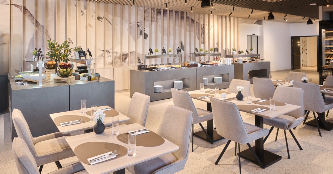 Restoran hotela Aminess Florian Godler s buffetom i stolovima.