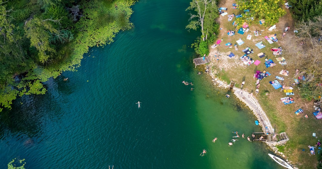 Swimmers on the Mrežnica near Karlovac from above, author Goran Šafarek.