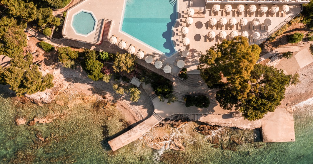 Aminess Bellevue Hotel pogled iz zraka s bazenom, plažom i terasom piano bara.