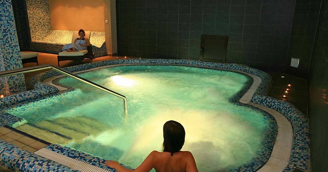 Topao i privlačan jacuzzi okružen elegantnom dekoracijom, idealan za umirujuće hidroterapijske doživljaje u Maradiso Marko Polo by Aminess.