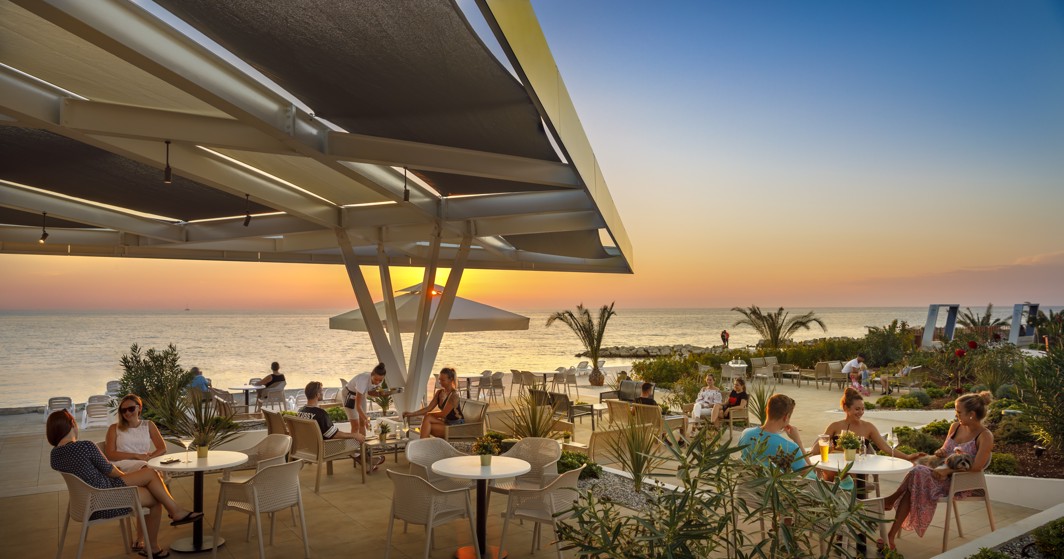 Restaurant mit Blick auf das Meer und den Sonnenuntergang im Aminess Planet Camping Maravea Resort, Novigrad Kroatien