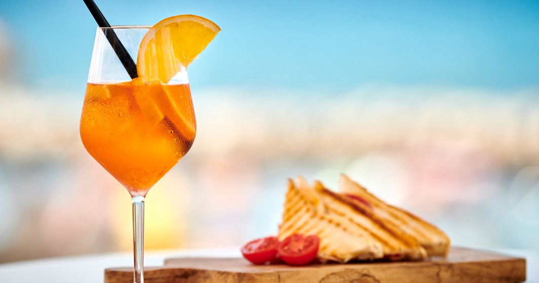 Köstliches Essen wird im Punto Mare Restaurant und Bar direkt am Strand innerhalb des Resorts serviert, in der Nähe des Port9 Campsite by Aminess