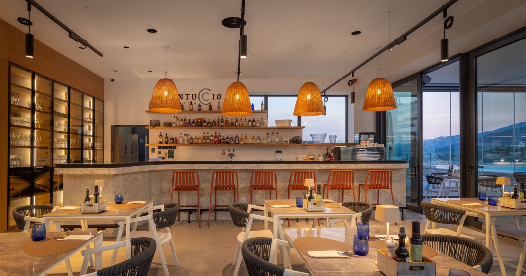 Moderan interijer restorana Il Cantuccio u Aminess resortu s toplim mediteranskim ugođajem, otvorenom kuhinjom i elegantnim blagovaonskim prostorom