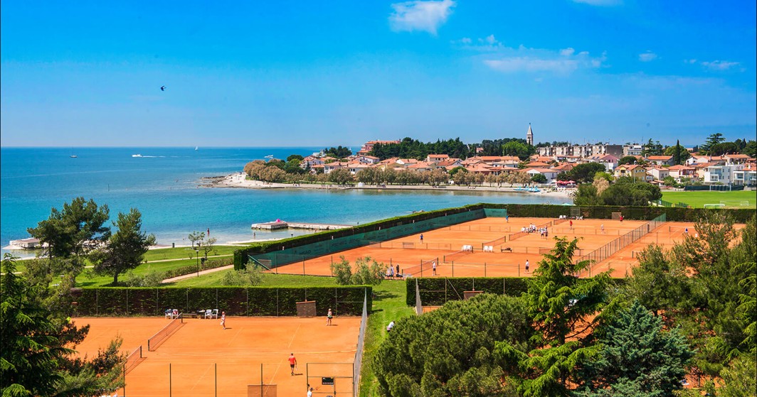 Blick auf die Tennisplätze aus der Luft bei Aminess Planet Camping Sirena, Novigrad, Kroatien
