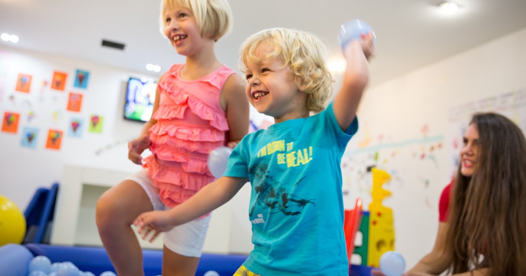 Kinder nehmen an lustigen Animationsaktivitäten innerhalb des Hotels bei Aminess Maradiso Casa Bellevue teil.
