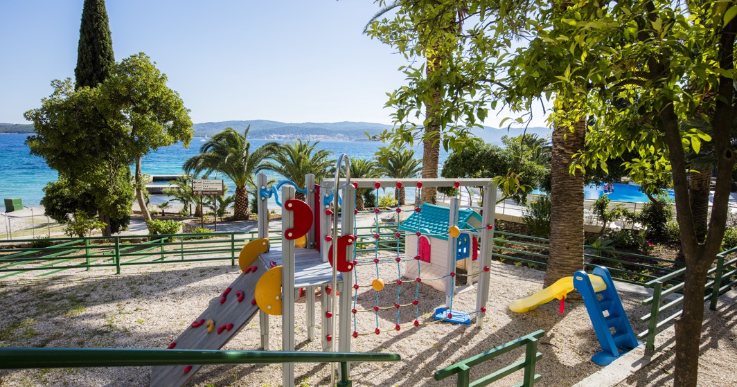 Kinderfarbenfroher Strand-Außenspielplatz bei Maradiso Orsan von Aminess Hotel.