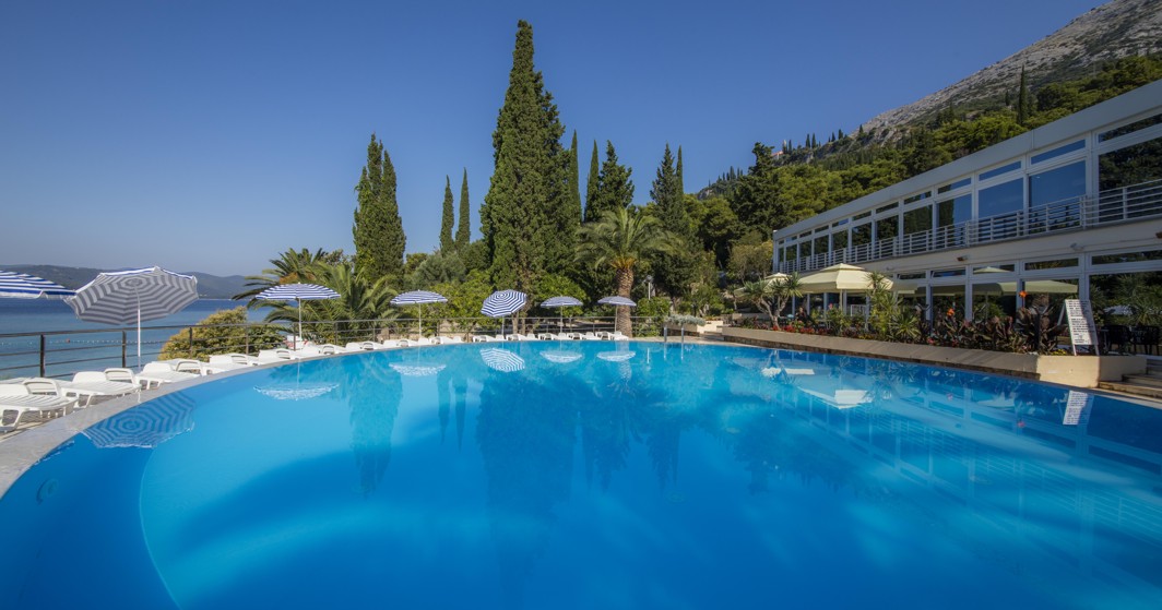 Außenpool mit Meerblick im Maradiso Orsan by Aminess Hotel.