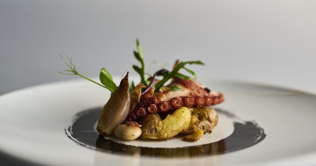 Oktopus mit Gemüse und Kartoffeln im Aminess Laurel Khalani Hotel.