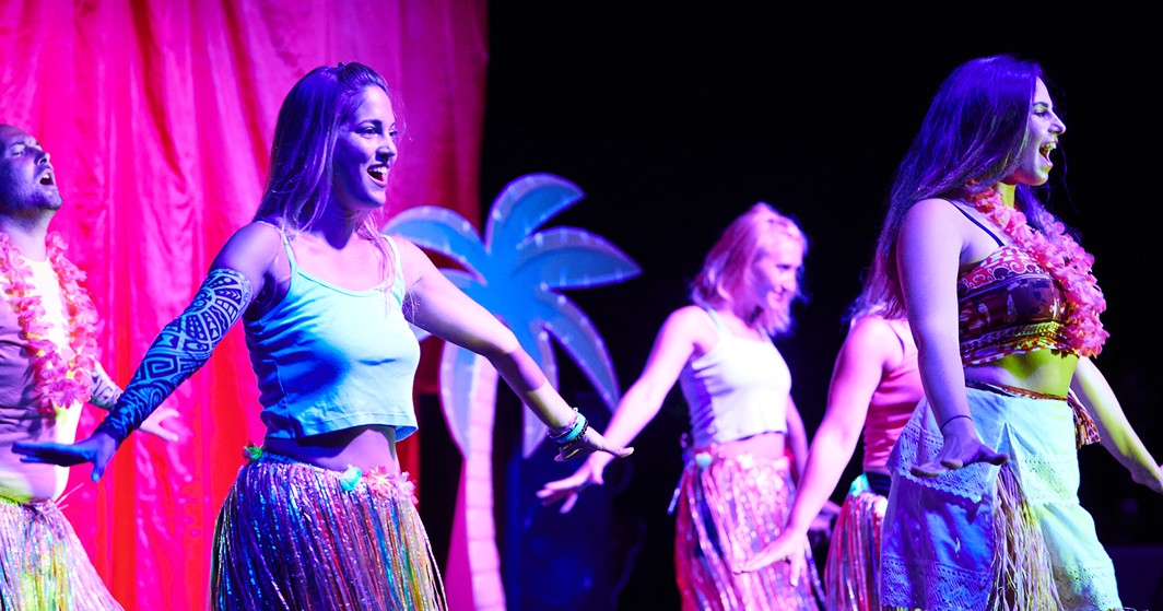 Izvođači odjeveni u šarene kostime plešu na pozornici tijekom zabavnog programa u Maradiso Marko Polo by Aminess.