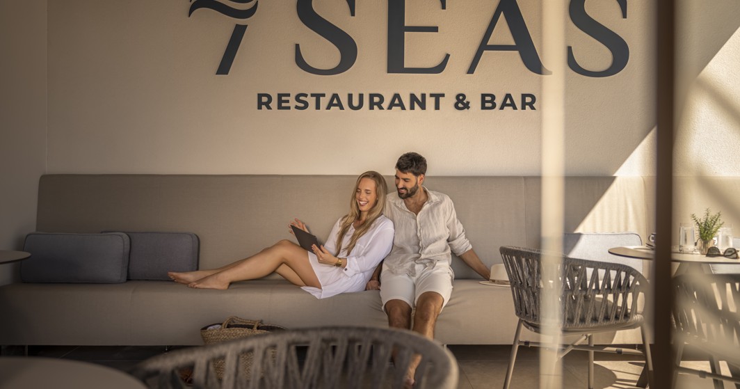 Coppia che si rilassa al lounge bar del 7 Seas Restaurant & Bar vicino ad Aminess Younique Gaia Green Villas.