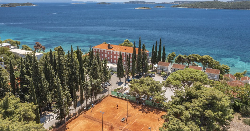 Gut gepflegter Tennisplatz mit malerischem Meerblick und Hotelhintergrund in der Nähe von Aminess Maradiso Casa Bellevue.