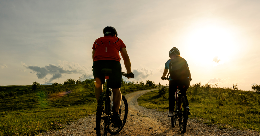 Gäste radeln durch malerische Bergpfade in der Nähe des Maradiso Orsan by Aminess Hotels auf der Halbinsel Peljesac in Dalmatien.