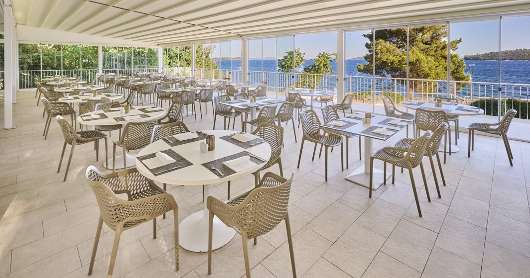 Restaurant Rondela Terrasse mit Blick auf das Meer und moderner Innen- und Außenterrasse im Aminess Maradiso Casa Bellevue.