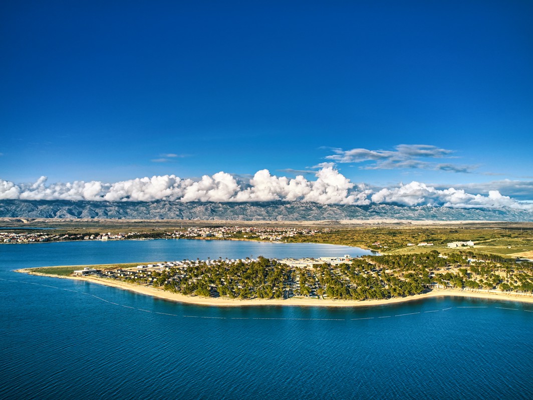 Panoramski pogled na letovišče Aminess Style Camping Avalona z bistrim morjem.