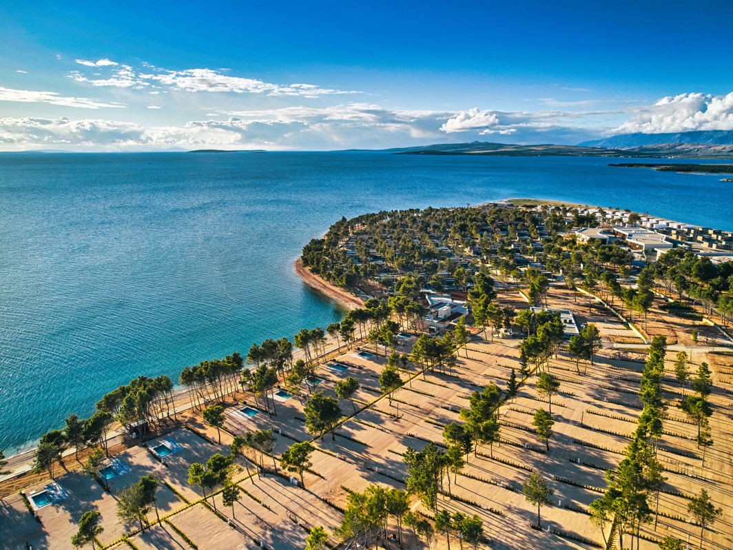 Panoramski pogled na Aminess Style Camping Avalona resort s pogledom na morje.