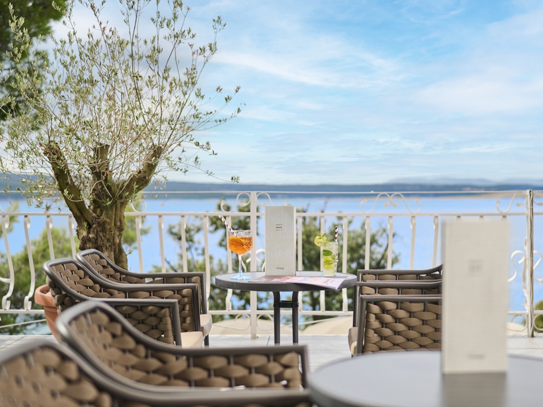 Außenterrasse mit Sitzgelegenheiten im Mediteran Maradiso Hotel von Aminess, perfekt für ein entspannendes Erlebnis.