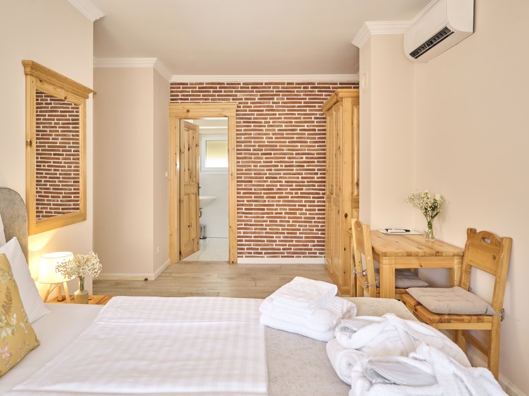 Komfortzimmer im Aminess Hotel in Karlovac mit modernem Interieur und Holzdetails