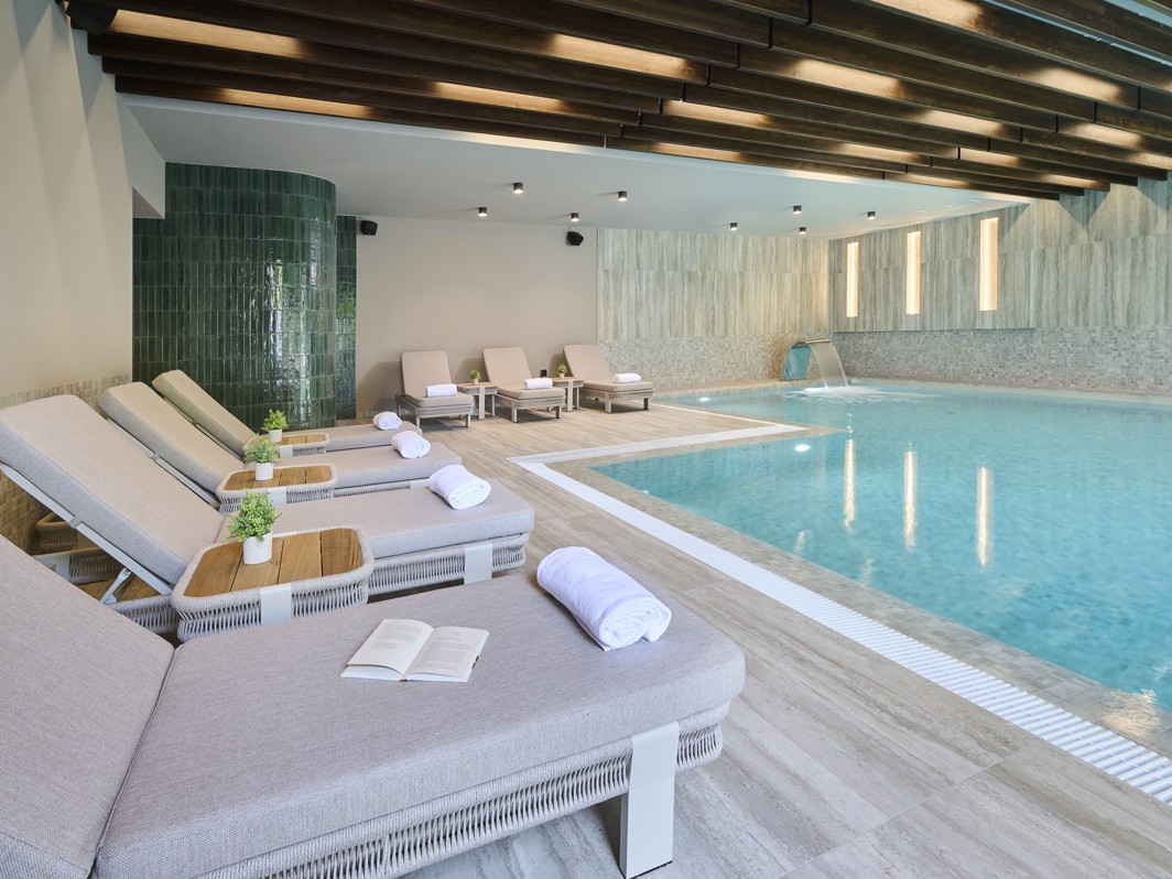 Innenpool im Hotel Wellnessbereich mit Liegen zum Entspannen