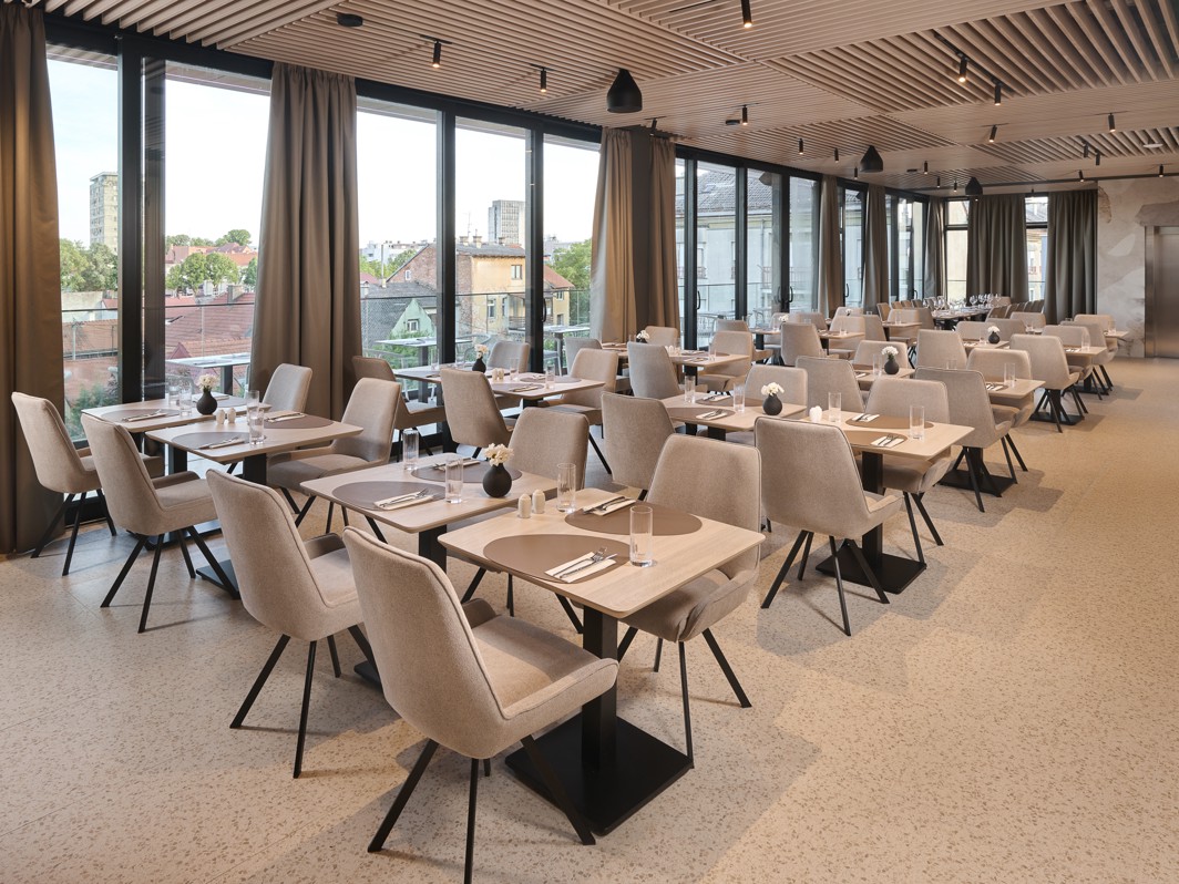 Ruim restaurantinterieur van Aminess Florian Godler Hotel.