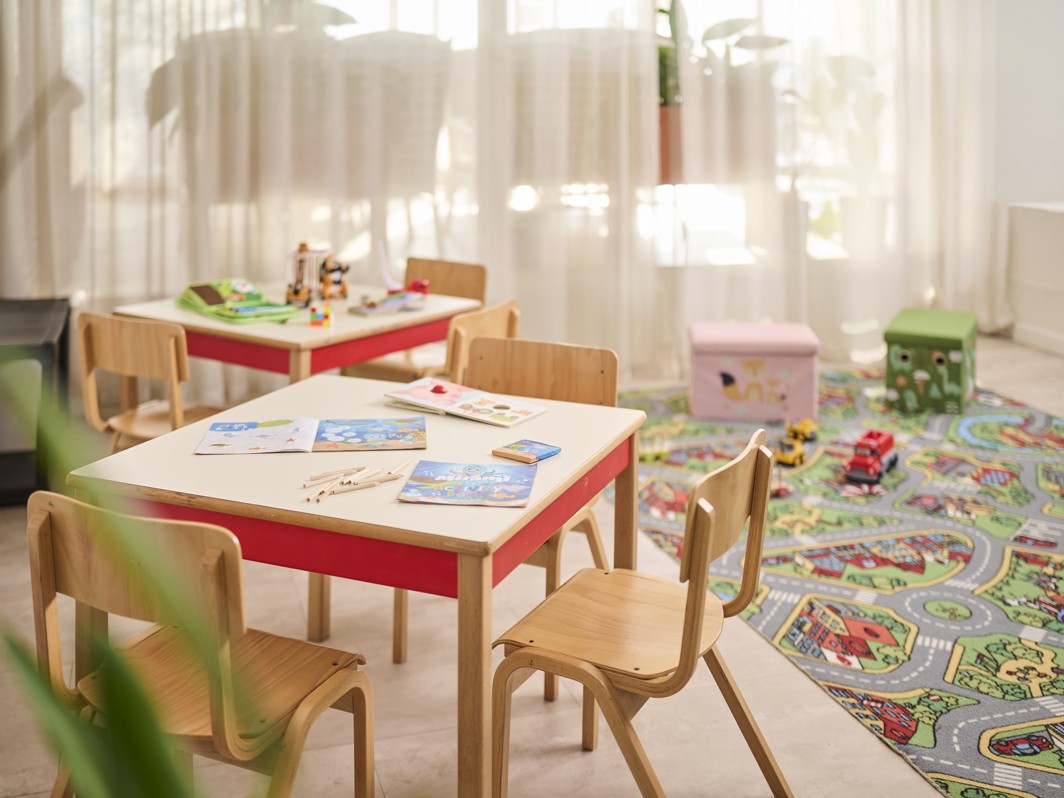 Angolo bimbi con tavoli, sedie, libri e giocattoli all Aminess Maradiso Hotel