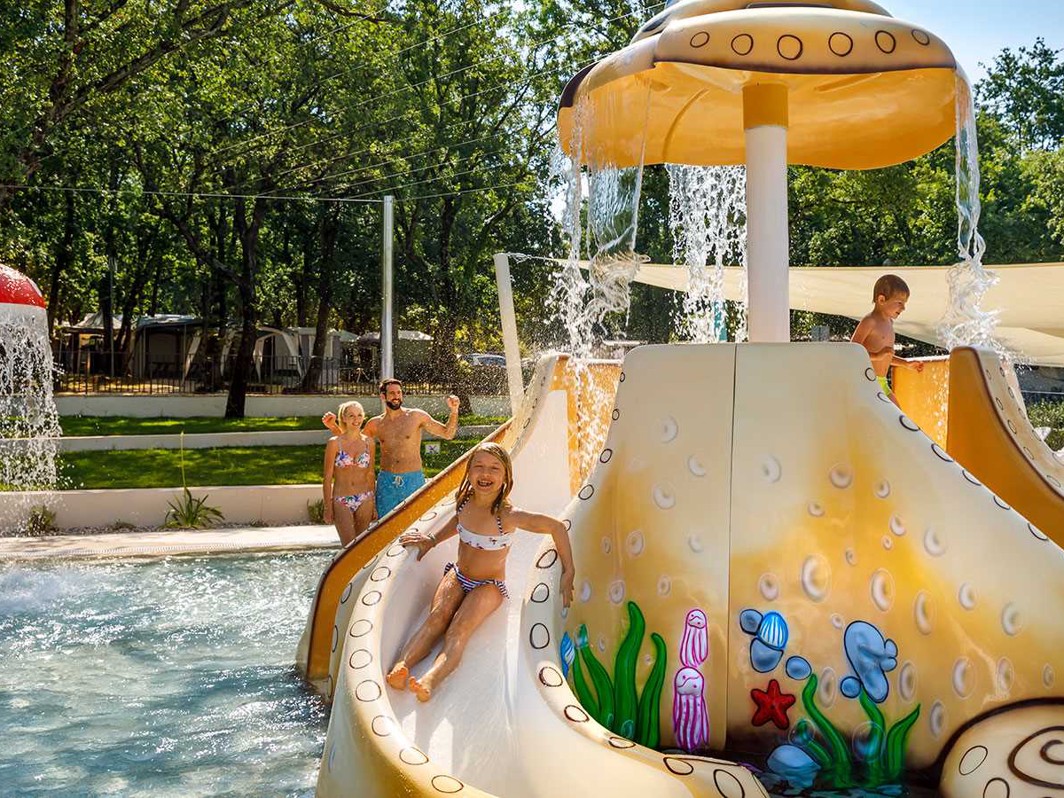 Obitelj se zabavlja u bazenu u Aminess Planet Camping Maravea, Novigrad