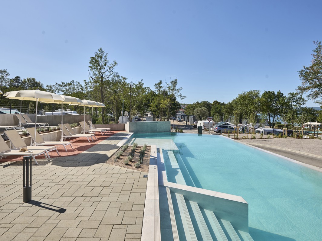 Zunanji del sanitarnih prostorov v Aminess Style Camping Atea Resort z čistim in sodobnim dizajnom.