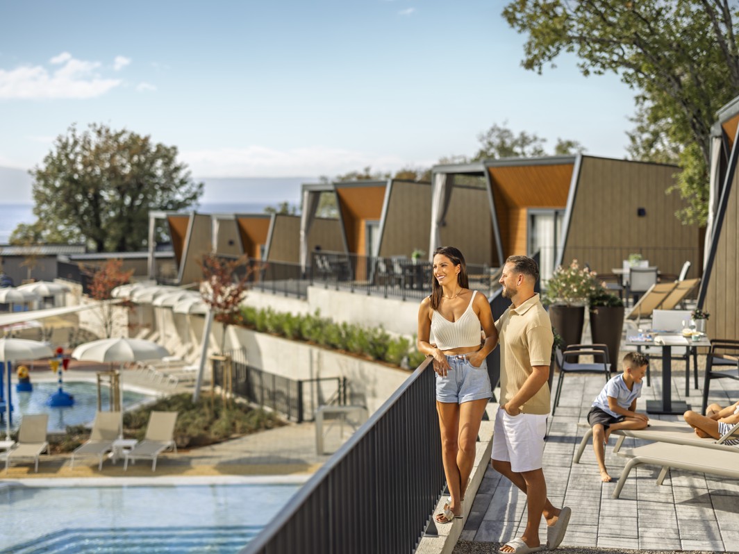 Glamping di lusso nel campeggio Aminess con piscina e vista mare, ideale per una rilassante vacanza in famiglia