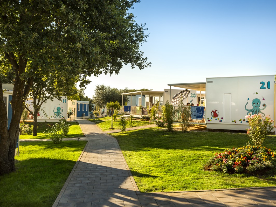 Staza koja vodi do holiday home u Aminess Planet Camping Maravea Resortu, Novigrad Hrvatska