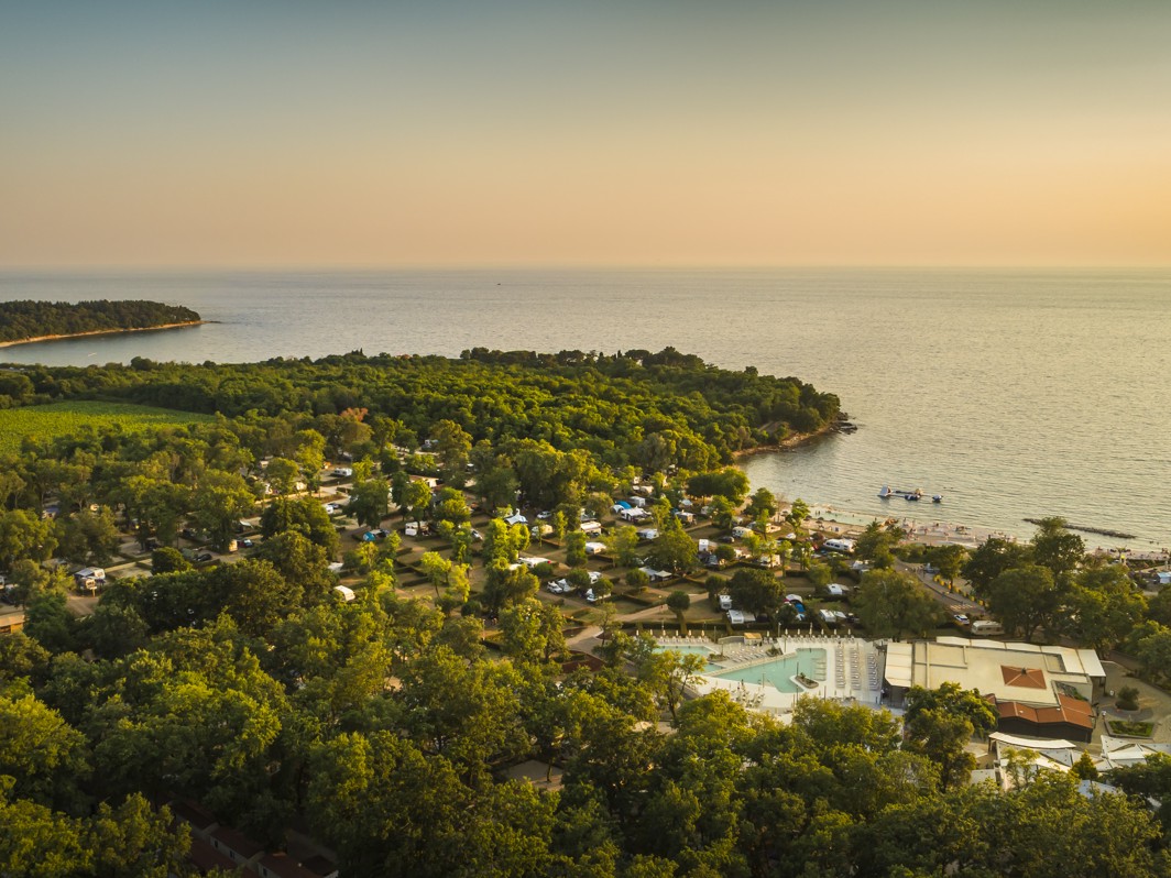 Pogled iz zraka na zalazak sunca nad Aminess Planet Camping Maravea, Novigrad