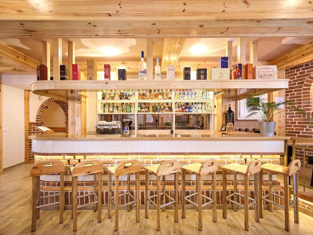 Bar des Aminess Hotels in Karlovac mit Holzelementen und Getraenkeauswahl