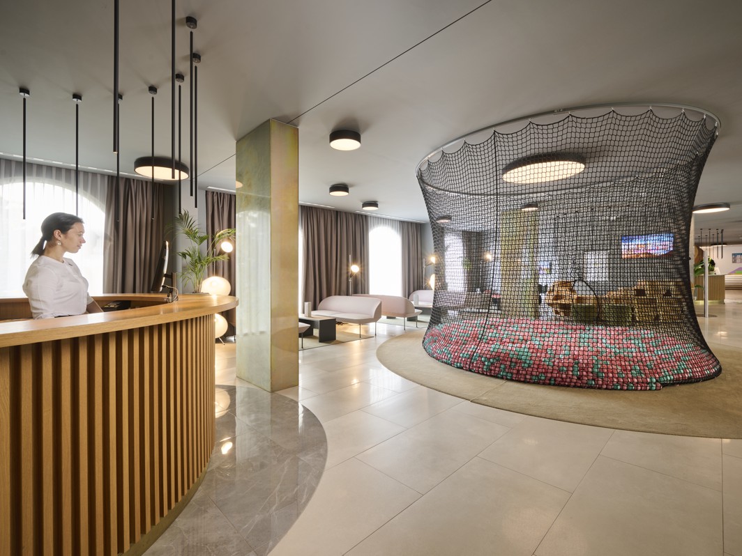 Elegantna recepcija hotela s modernim dizajnom u Aminess Vival Lišanj Family Hotelu u Novom Vinodolskom.