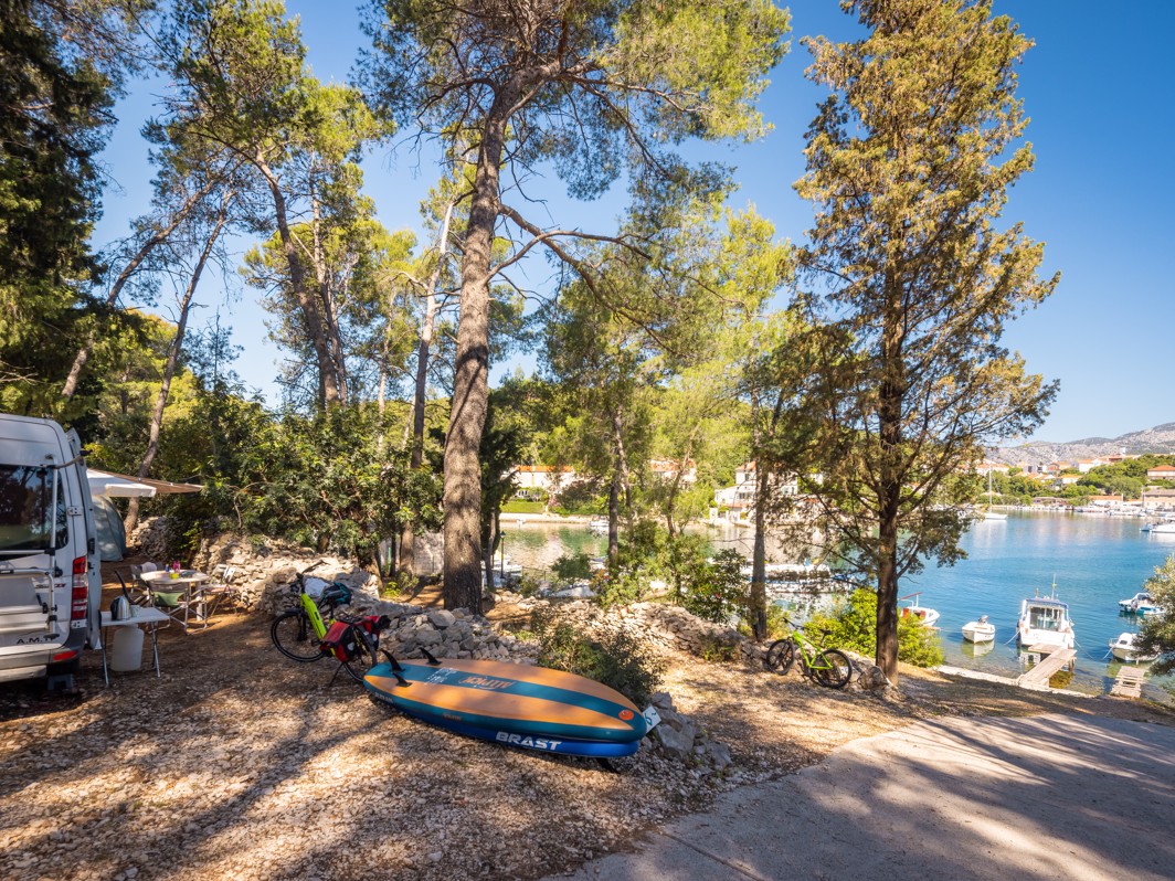 Parcela Superior w Aminess Planet Camping Port9 Resort z kamperem i widokiem na morze.