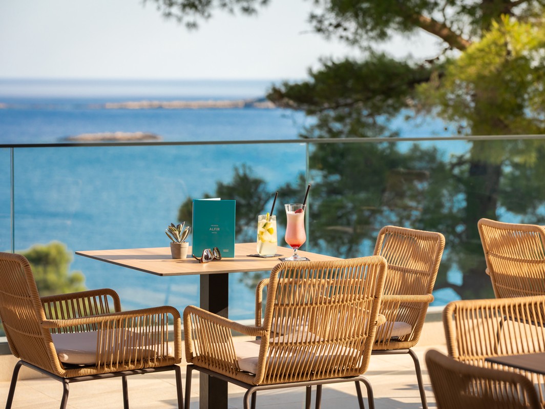 Barterras van Aminess Alfir Hotel met cocktails en uitzicht op zee.