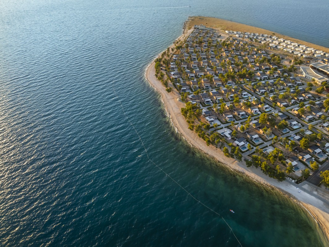 Lep panoramski pogled na letovišče Aminess Style Camping Avalona.