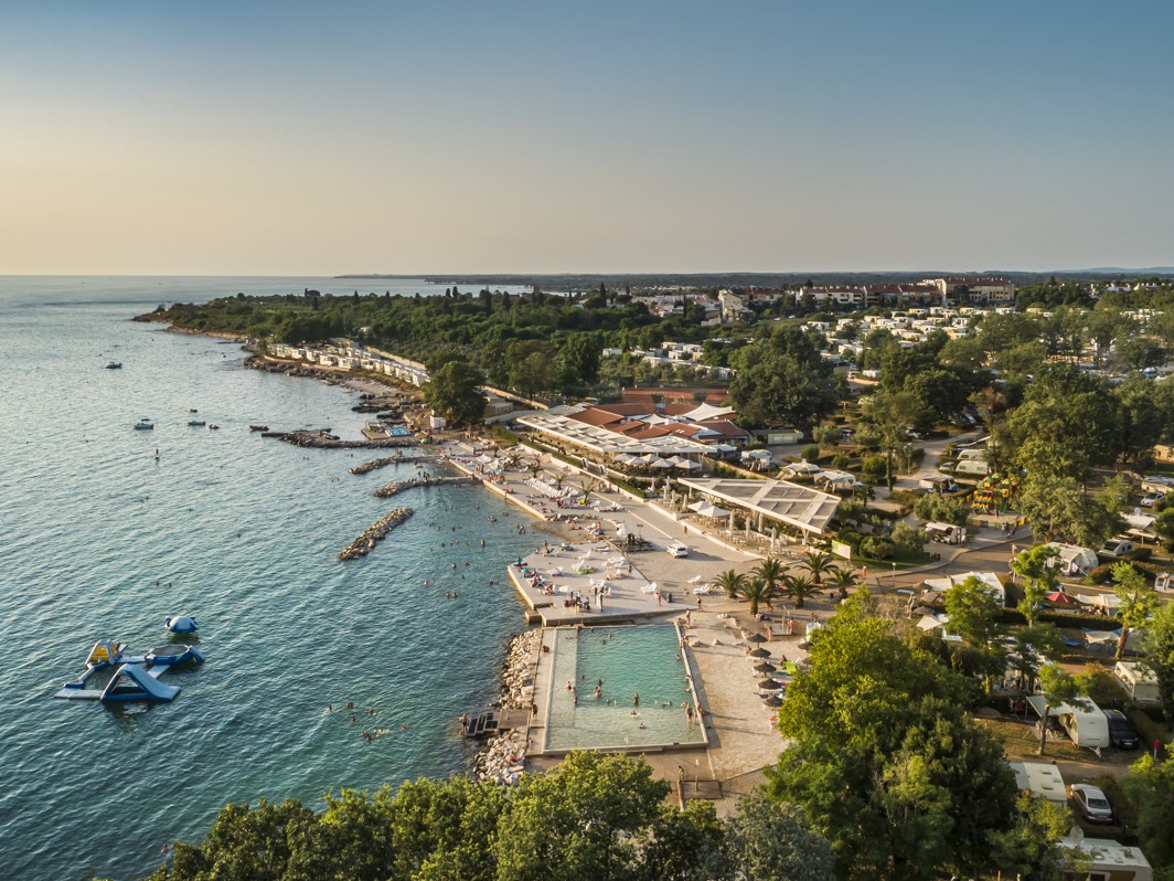 Pogled iz zraka na plažu i bazen u Aminess Planet Camping Maravea, Novigrad