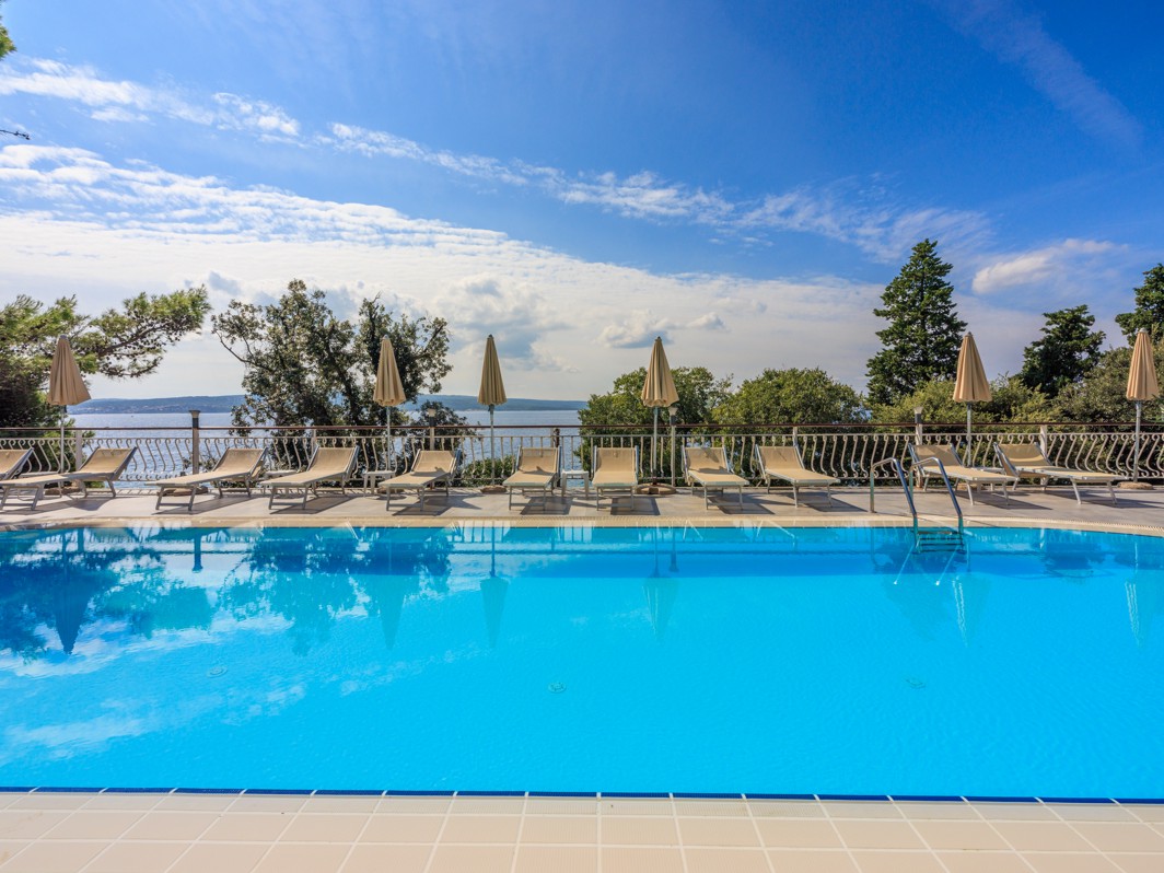 Außenpool im Mediteran Maradiso Hotel von Aminess mit Liegestühlen und Meerblick.