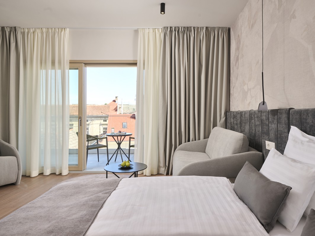 Deluxe kamer van Aminess Florian Godler Hotel met balkonzicht.
