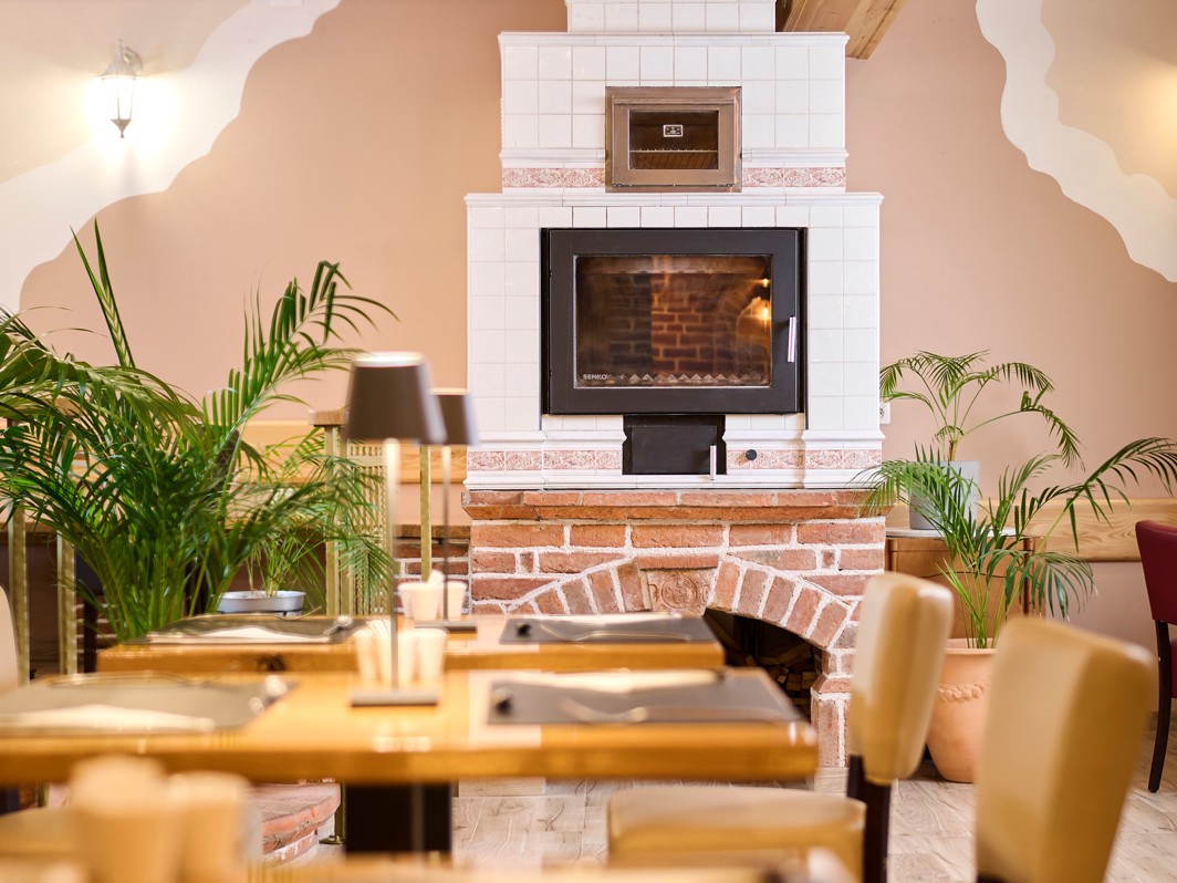 Detail des Restaurants im Aminess Hotel in Karlovac mit Kamin und warmem Interieur
