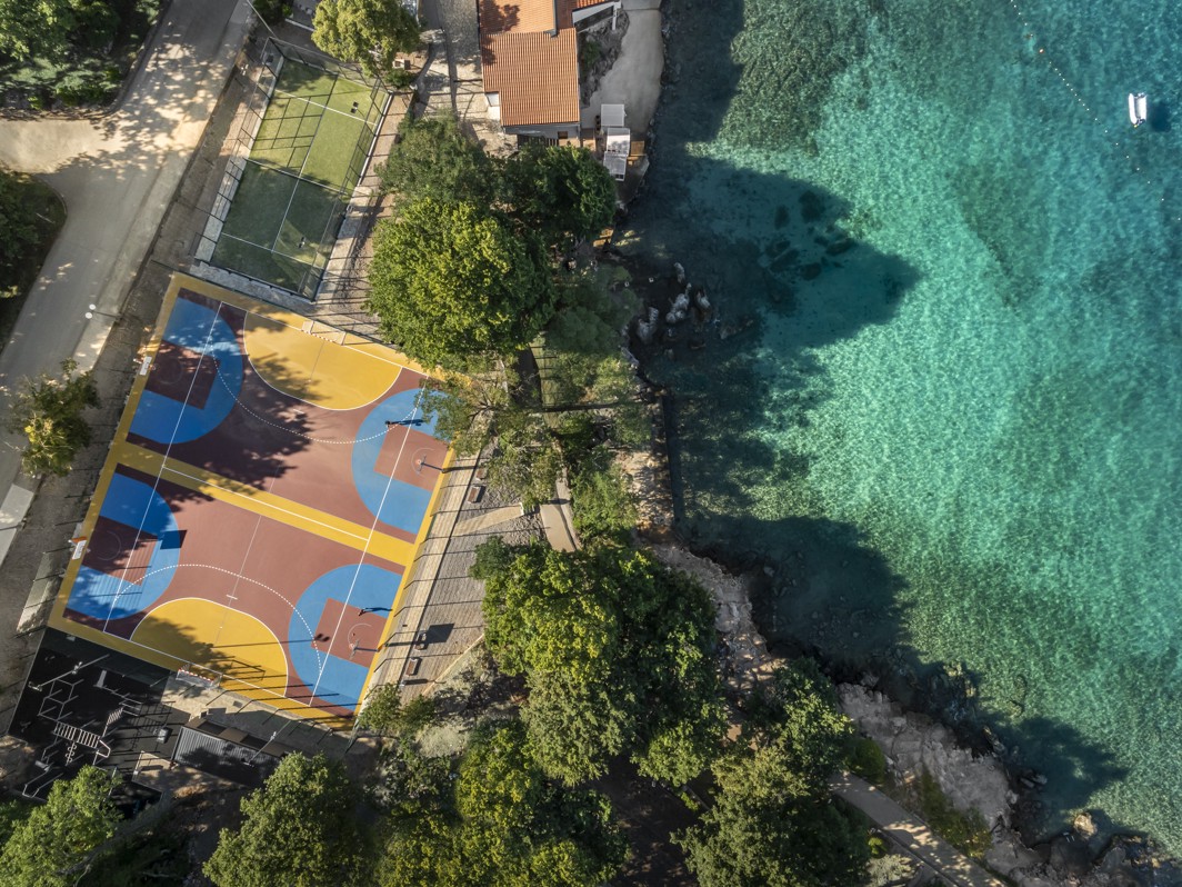 Pogled iz zraka na Aminess Style Camping Atea Resort okružen zelenilom uz obalu.