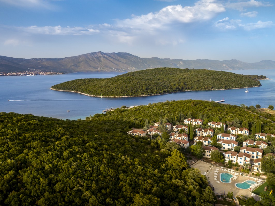 Posizione di Aminess Port9 Residence situata nella baia vicino alla lussureggiante vegetazione adriatica sull'isola di Korcula.