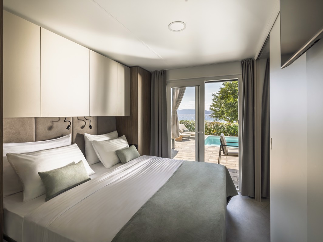 Spalnica luksuzne mobilne hišice z zasebnim bazenom in pogledom na morje, Aminess Atea Resort Krk